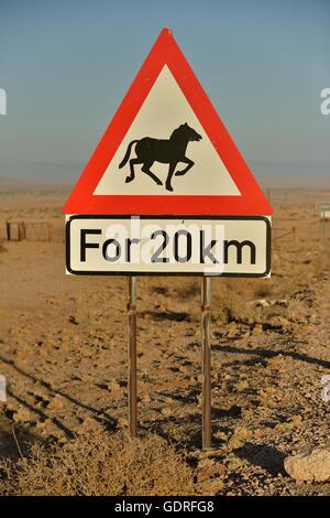 Segnale di avvertimento attenzione cavalli, vicino Aus, Karas Regione, Namib, Namibia Foto Stock