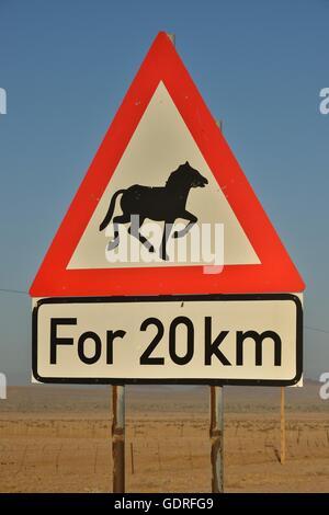 Segnale di avvertimento attenzione cavalli, vicino Aus, Karas Regione, Namib, Namibia Foto Stock