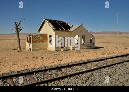 Casa abbandonati accanto ai binari del treno, ex stazione ferroviaria di Garub, Aus, Karas Regione, Namibia Foto Stock