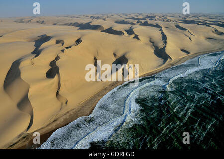 Vista aerea, dune nel deserto del Namib, Oceano Atlantico, onde che si infrangono sulla costa della Namibia a sud del porto di Sandwich Foto Stock