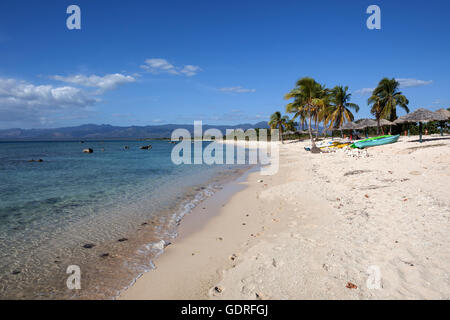 Spiaggia tropicale con palme a Playa Ancon, vicino a Trinidad, Sancti Spiritus Provincia, Cuba Foto Stock