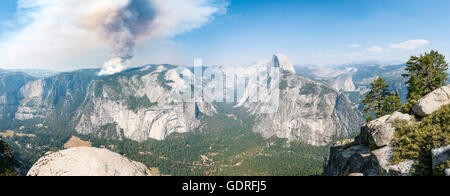 Vista dal punto ghiacciaio di Yosemite Valley con mezza cupola, Forest Fire con fumo, Yosemite National Park, California, Stati Uniti d'America Foto Stock