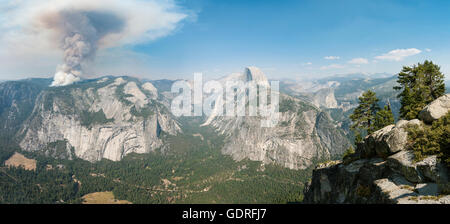 Vista dal punto ghiacciaio di Yosemite Valley con mezza cupola, Forest Fire con fumo, Yosemite National Park, California, Stati Uniti d'America Foto Stock