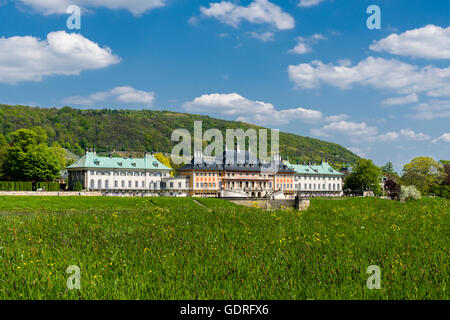 Il castello di Pillnitz presso il fiume Elba a Dresda, Sassonia, Germania Foto Stock