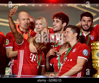 I giocatori di calcio del Bayern Monaco di Baviera, allietarla dopo aver vinto la Coppa DFB, Selfie di Douglas Costa, Robert Lewandowski Foto Stock