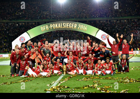 Foto di gruppo dopo aver vinto la Coppa DFB, team del Bayern Monaco di Baviera, giubilo dopo la DFB Cup finale di Berlino, Germania Foto Stock