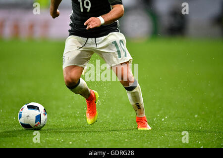 Dettaglio, gambe di Mario Goetze, tedesco giocatore di football, giocare la palla quando piove, WWK Arena, Augsburg, Baviera, Germania Foto Stock