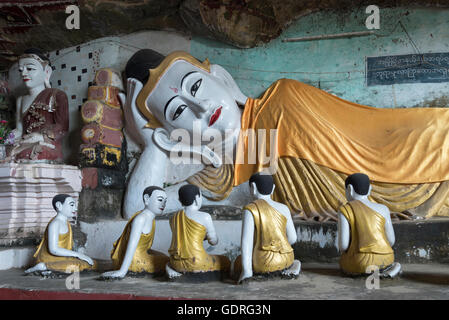 Buddha reclinato a Kaw-goon tempio nella grotta, Stato Mon, Myanmar Foto Stock