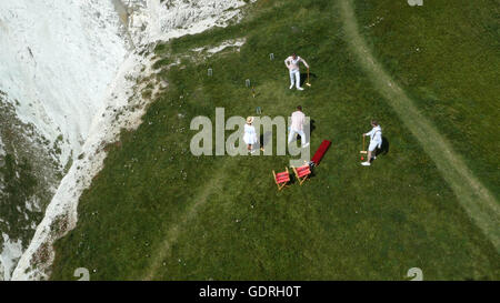 Solo uso editoriale un'immagine catturata da un drone di Joe Jaques, il nipote Great-Great dell'inventore di croquet, Susanna Dekker, Tom Bowen e Ricki Hall di prendere parte al Pimm's Extreme sidro Croquet Cup per le Bianche Scogliere di Dover, per celebrare il 165º anniversario del gioco che coincide con 165 anni di Pimm's produzione. Foto Stock