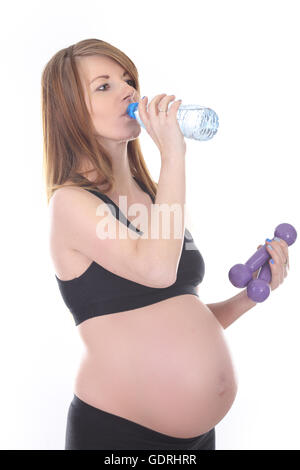 Donna incinta acqua potabile dopo esercizio Foto Stock