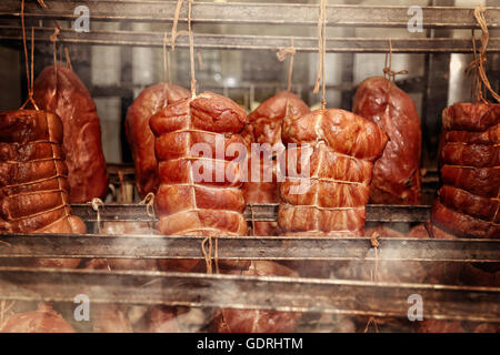 Il prosciutto casalingo in un smokehouse Foto Stock