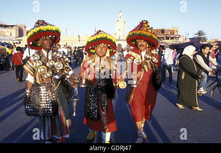 Acqua tradizionale venditore presso la piazza Djemma del Fna Square nella città vecchia di Marrakech in Marocco in Nord Africa. Foto Stock