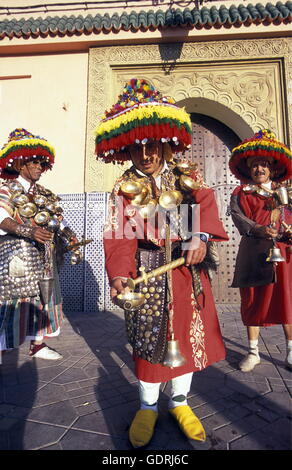 Acqua tradizionale venditore presso la piazza Djemma del Fna Square nella città vecchia di Marrakech in Marocco in Nord Africa. Foto Stock