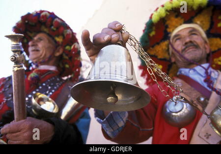 Acqua tradizionale venditore presso la piazza Djemma del Fna Square nella città vecchia di Marrakech in Marocco in Nord Africa. Foto Stock