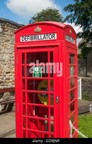 Un defibrillatore entro un telefono kiosk. Waddington, Lancashire, Inghilterra, Regno Unito Foto Stock