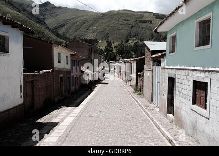 High Noon in un villaggio nel Altiplano peruviano proprio accanto alla linea ferroviaria Cusco-Lake Titicaca Foto Stock