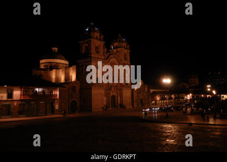 La Compania chiesa de Gesù di notte, Plaza de Armas di Cuzco, Ande, Perù, Sud America Foto Stock