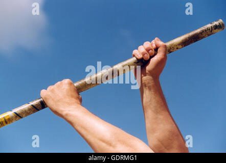 Pole vaulter tenendo la sua asta Foto Stock