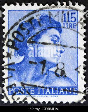 Italia - circa 1961: un timbro stampato in Italia da 'michelangelo' problema mostra un capo di 'ignudi' dalla Cappella Sistina, cir Foto Stock