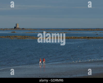 Torre di Seymour in background come visitatori a piedi lungo il litorale,Jersey,Isole del Canale. Foto Stock