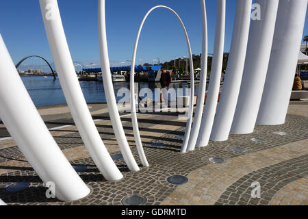 Persone a Spanda, arte di installazione a Elizabeth Quay, di Perth, il Fiume Swan, Western Australia. No signor o PR Foto Stock