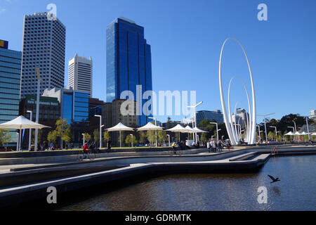 Persone a Spanda, arte di installazione a Elizabeth Quay, di Perth, il Fiume Swan, Western Australia. No signor o PR Foto Stock