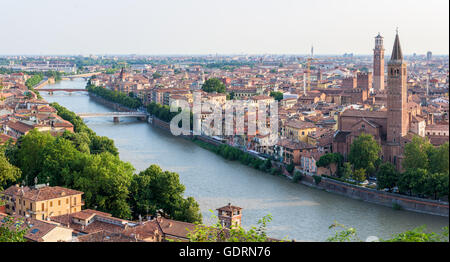 Vista panoramica sulla città di Verna da Castel San Pietro Foto Stock