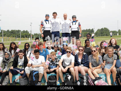 Gran Bretagna (da sinistra in alto a destra) Joe Clark, David Firenze, Richard Hounslow e Fiona Pennie con un certo numero di bambini provenienti da scuole locali durante il media day a Lee Valley White Water Centre di Londra. Foto Stock