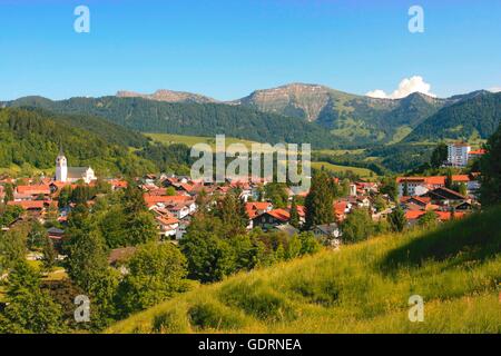 Geografia / viaggi, in Germania, in Baviera, Oberstaufen, townscape con Hochgrat (mount), Nagelfluhkette (mountain range), Additional-Rights-Clearance-Info-Not-Available Foto Stock