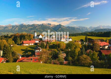 Geografia / viaggi, in Germania, in Baviera, Ofterschwang, villaggio, vista con Rubihorn (mount) e Nebelhorn (mount), Additional-Rights-Clearance-Info-Not-Available Foto Stock