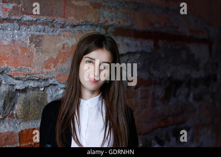 Carino ragazza giovane con grandi occhi blu Foto Stock