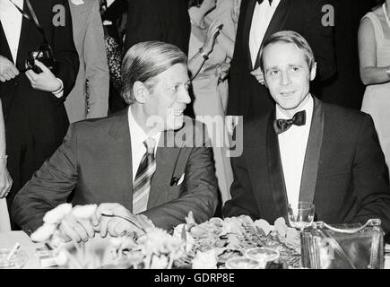 Il cancelliere tedesco Helmut Schmidt con il senatore Hans Ulrich Klose Foto Stock