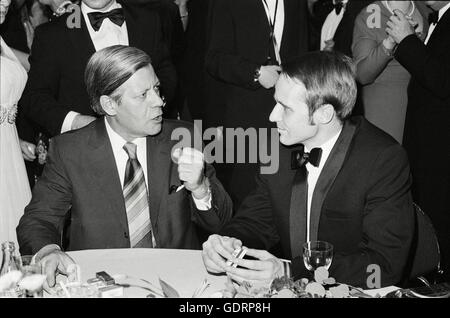 Il cancelliere tedesco Helmut Schmidt con il senatore Hans Ulrich Klose Foto Stock