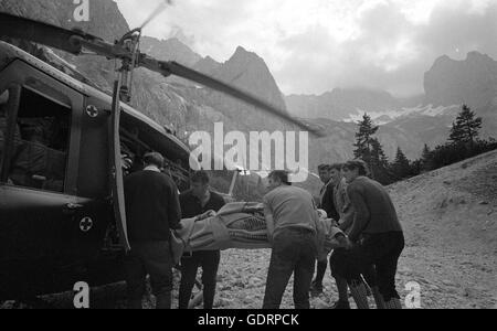 Salvataggio in elicottero durante una missione in montagna, 1970 Foto Stock