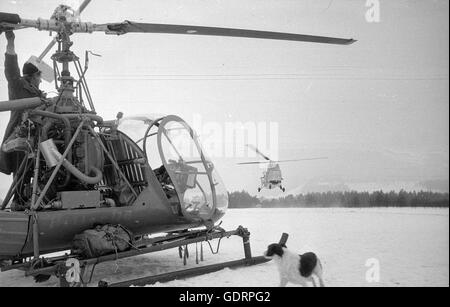 Salvataggio in elicottero in azione dopo il disastro di valanghe in Vorarlberg, 1954 Foto Stock