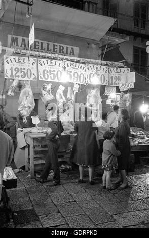 Pressione di stallo di mercato con carne di vitello a Palermo, 1963 Foto Stock