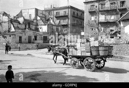 Carrello a cavallo nella parte anteriore di un quartiere residenziale a Palermo, 1963 Foto Stock