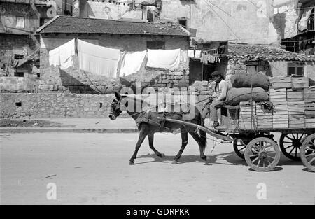 Carrello a cavallo nella parte anteriore di un quartiere residenziale a Palermo, 1963 Foto Stock