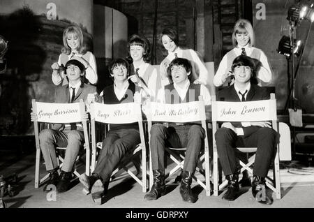 I Beatles essendo curato su un set di Hard Days Night Foto Stock
