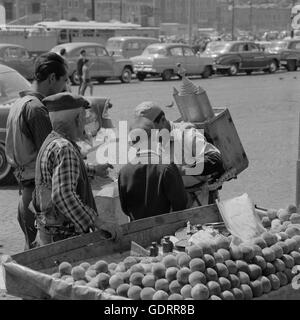 Frutta stand in Istanbul, 1965 Foto Stock