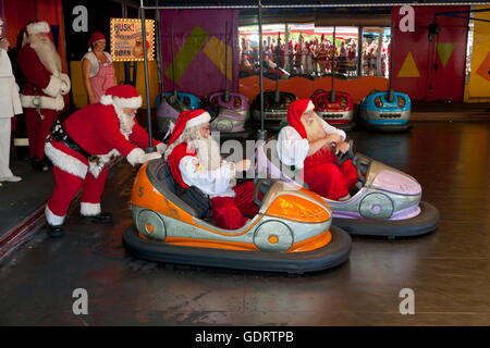 Klampenborg, Danimarca. Il 20 luglio, 2016. Le gare nel paraurti di automobili sono state uno dei concorsi in tutto il mondo di Babbo Natale di congresso. Per più di cinquanta anni di Babbo Natale da tutto il mondo sono venuti a tenere questa 3 giorni di congresso a Bakken,, il parco di divertimenti nel parco dei cervi appena a nord di Copenhagen. Il programma su questo ultimo giorno del congresso comprende un pentathlon tra i Babbi Natale che da più di dieci paesi, parate, animazione, ecc. Credito: Niels Quist/Alamy Live News Foto Stock