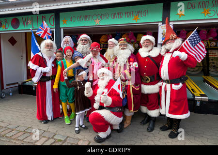 Klampenborg, Danimarca. Il 20 luglio, 2016. Il team internazionale di Babbo Natale che è arrivato secondo in competizioni leggermente sbattute dal team danese. Per più di cinquanta anni di Babbo Natale da tutto il mondo sono venuti a tenere questa 3 giorni il mondo di Babbo Natale di congresso a Bakken,, il parco di divertimenti nel parco dei cervi appena a nord di Copenhagen. Il programma su questo ultimo giorno del congresso comprende un pentathlon nella calura estiva tra i Babbi Natale che da più di dieci paesi. Credito: Niels Quist/Alamy Live News Foto Stock