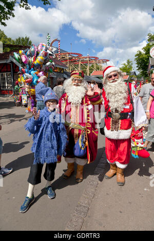 Klampenborg, Danimarca. Il 20 luglio, 2016. Babbo Natale e elf dal Giappone dopo le gare. Per più di cinquanta anni di Babbo Natale da tutto il mondo sono venuti a tenere questa 3 giorni il mondo di Babbo Natale di congresso a Bakken,, il parco di divertimenti nel parco dei cervi appena a nord di Copenhagen. Il programma su questo ultimo giorno del congresso comprende un pentathlon nella calura estiva tra i Babbi Natale che da più di dieci paesi, parate, animazione, ecc. Credito: Niels Quist/Alamy Live News Foto Stock