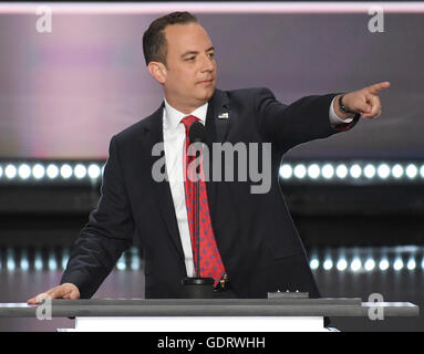 Cleveland, USA. 18 Luglio, 2016. Reince Priebus, RNC Presidente, chiamate il 2016 Convention Nazionale Repubblicana a oder al dall'Arena Quicken Loans in Cleveland Ohio Lunedì 18 Luglio, 2016. Credito: Ron Sachs/CNP (restrizione: NO New York o New Jersey o giornali quotidiani nel raggio di 75 miglia da New York City) - nessun filo SERVICE - © dpa/Alamy Live News Foto Stock