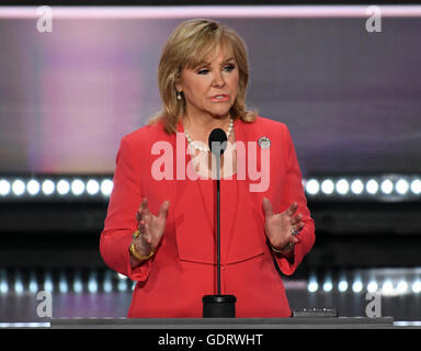 Governatore Maria Fallin (repubblicano di Oklahoma), Copresidente, Piattaforma Comitato all'2016 Convention Nazionale Repubblicana tenutasi presso l'dall'Arena Quicken Loans in Cleveland Ohio Lunedì 18 Luglio, 2016. Credito: Ron Sachs/CNP (restrizione: NO New York o New Jersey o giornali quotidiani nel raggio di 75 miglia da New York City) - nessun filo SERVICE - Foto Stock