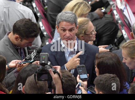 Cleveland, USA. 18 Luglio, 2016. Ex Procuratore Generale Ken Cuccinelli (Repubblicano della Virginia) viene intervistato sul pavimento al 2016 Convention Nazionale Repubblicana tenutasi presso l'dall'Arena Quicken Loans in Cleveland Ohio Lunedì 18 Luglio, 2016. Credito: Ron Sachs/CNP (restrizione: NO New York o New Jersey o giornali quotidiani nel raggio di 75 miglia da New York City) - nessun filo SERVICE - © dpa/Alamy Live News Foto Stock