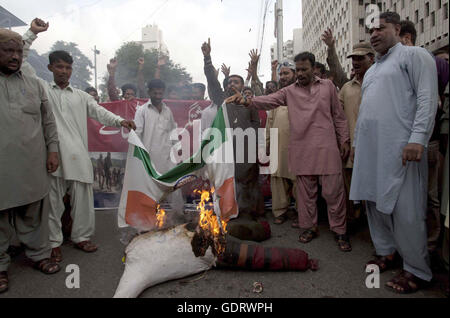 Gli attivisti del Sunni Tehreek (ST) bruciare effigie e bandiera dell'India come stanno protestando contro la brutalità dell esercito indiano nel Kashmir durante la dimostrazione a Karachi press club il mercoledì 20 luglio, 2016. Foto Stock