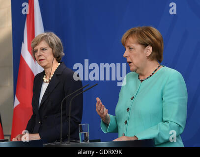 Berlino, Germania. Il 20 luglio, 2016. Bundeskanzlerin Angela Merkel (CDU, r) spricht am 20.07.2016 in Berlin im Bundeskanzleramt zusammen mit der Neuen britischen Premierministerin Theresa Maggio zu Journalisten. Foto: Soeren Stache/dpa/Alamy Live News Foto Stock