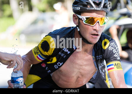 Finhaut, Svizzera. Il 20 luglio, 2016. Il 20 luglio, 2016. Finhaut, CH. Thomas Voeckler (Direct Energie) prende una bottiglia di acqua offerti da una ventola. Corso esteso di temperature al di sopra di 30C per la maggior parte del giorno e l'ultima salita alla diga di Emosson offerto poco ombreggiata. Credito: Giovanni Kavouris/Alamy Live News Foto Stock