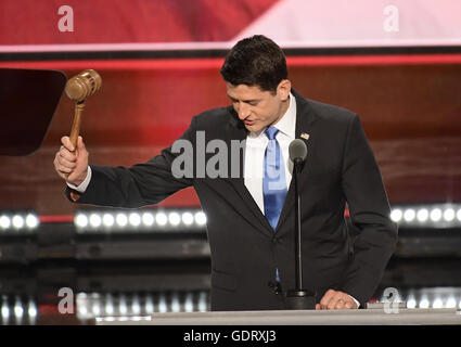 Cleveland, Ohio, USA. 19 Luglio, 2016. Altoparlante della Camera dei rappresentanti degli Stati Uniti Paul Ryan (Repubblicano del Wisconsin) oscilla il martello per certificare che Trump è il candidato alla presidenza degli Stati Uniti in 2016 Convention Nazionale Repubblicana tenutasi presso l'dall'Arena Quicken Loans in Cleveland Ohio Martedì, luglio 19, 2016.Credit: Ron Sachs/CNP. © Ron Sachs/CNP/ZUMA filo/Alamy Live News Foto Stock